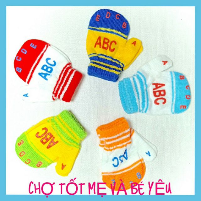 Bao tay len xỏ 1 ngón cho bé