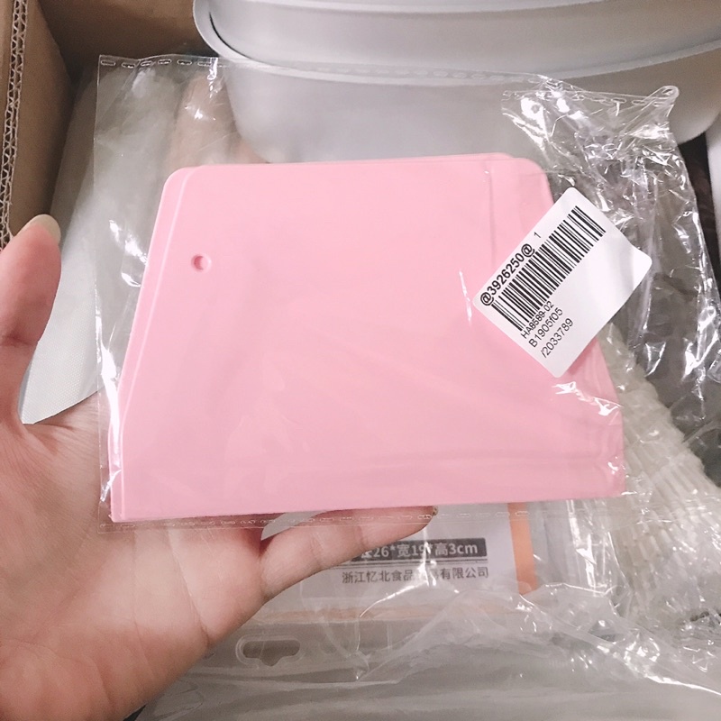 Miếng nhựa cắt vét bột hình vuông màu hồng pastel