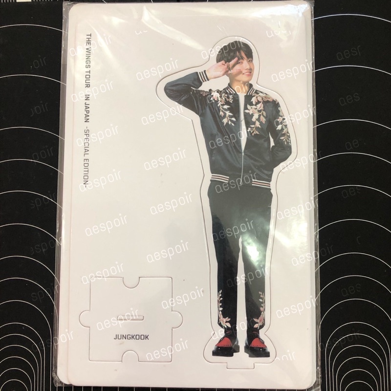 Ảnh BTS Jungkook standee the wings tour hàng chính hãng.