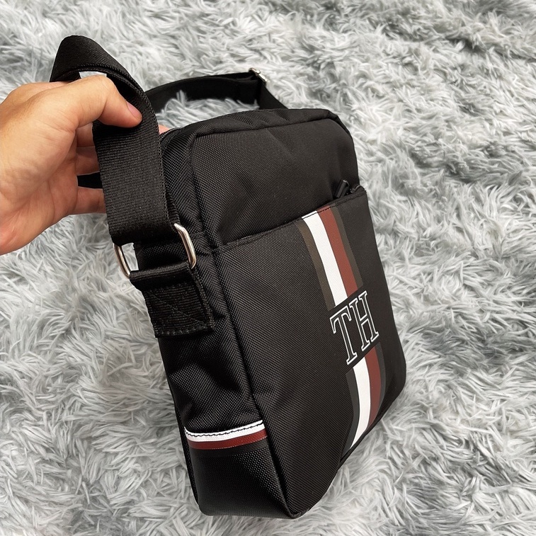 [KINGBALO] Túi đeo chéo Tommy Hilfiger màu đen, chất liệu sợi tổng hợp, logo in nhiệt, khoá kim loại, đầy đủ tem tag