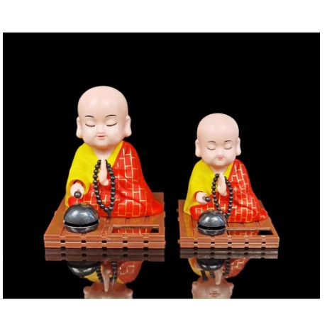 Tượng phật chú tiểu gõ mõ tụng kinh để taplo trang trí xe hơi ô tô