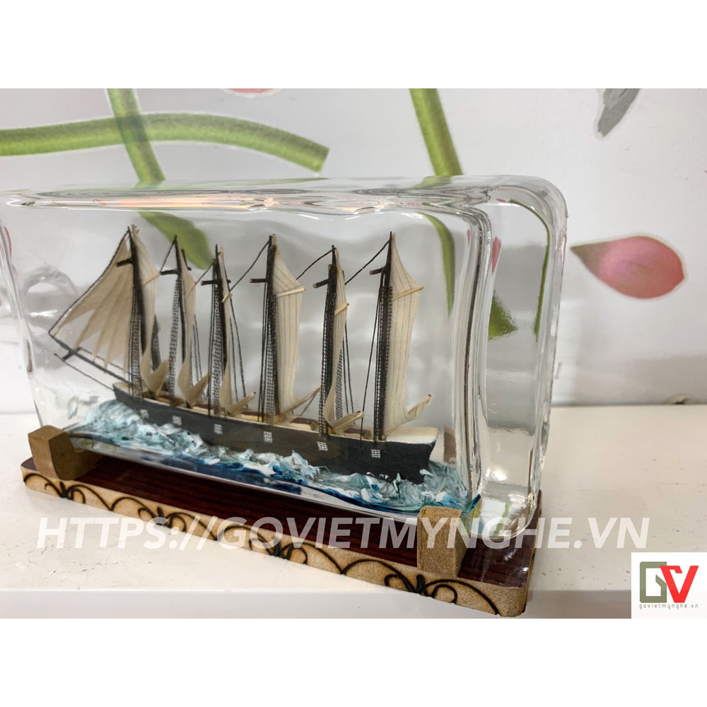 Mô hình thuyền gỗ trong chai thủy tinh kèm tiểu cảnh sóng biển - Dài 25cm