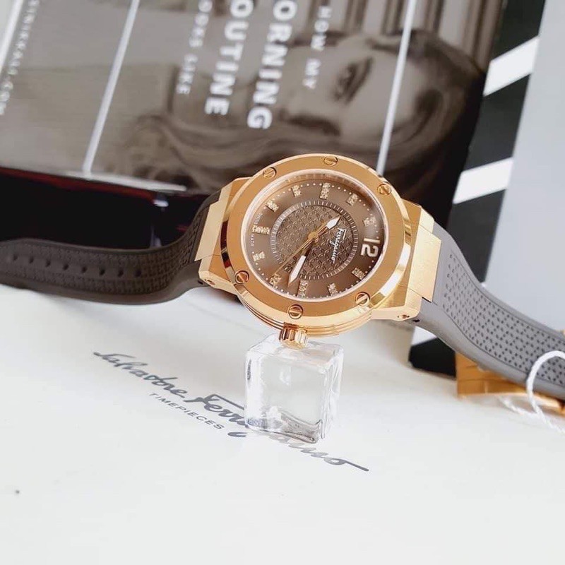 Đồng hồ nữ  Salvatore Feragamo dáng Hublot như thỏi chocolate .