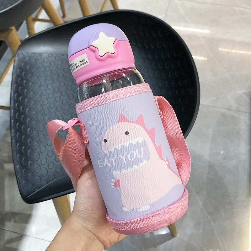Bình đựng nước cho bé đi học, bình nước kèm túi đựng có dây đeo 700ml chịu nhiệt tốt kèm ống hút cho bé