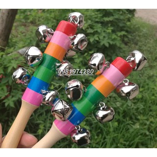 XÚC XẮC CÁN GỖ 7 SẮC CẦU VỒNG CÓ CHUÔNG LẮC TAY KÍCH THÍCH GIÁC QUAN CHO BÉ (hot)