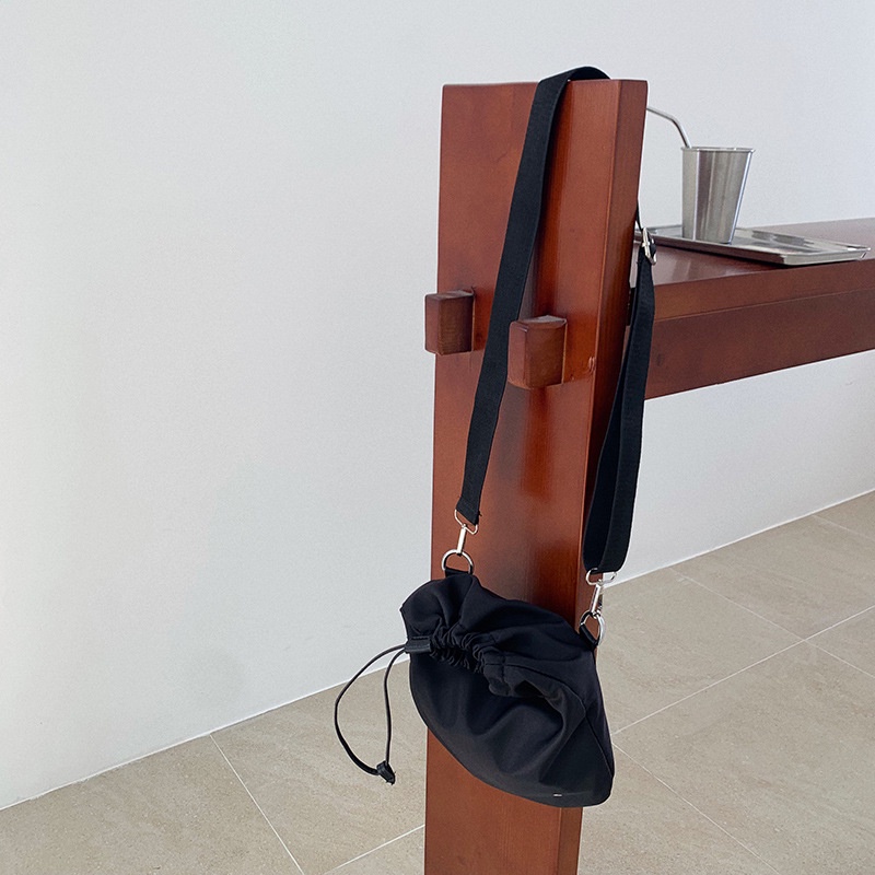 Túi đeo chéo vuông có dây thắt màu đen cá tính sành điệu 19855