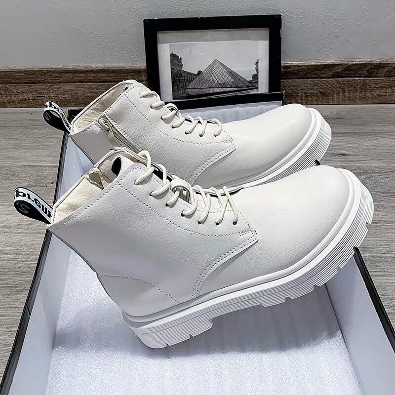 Bốt nữ đế bằng màu đen và kem có khoá kéo