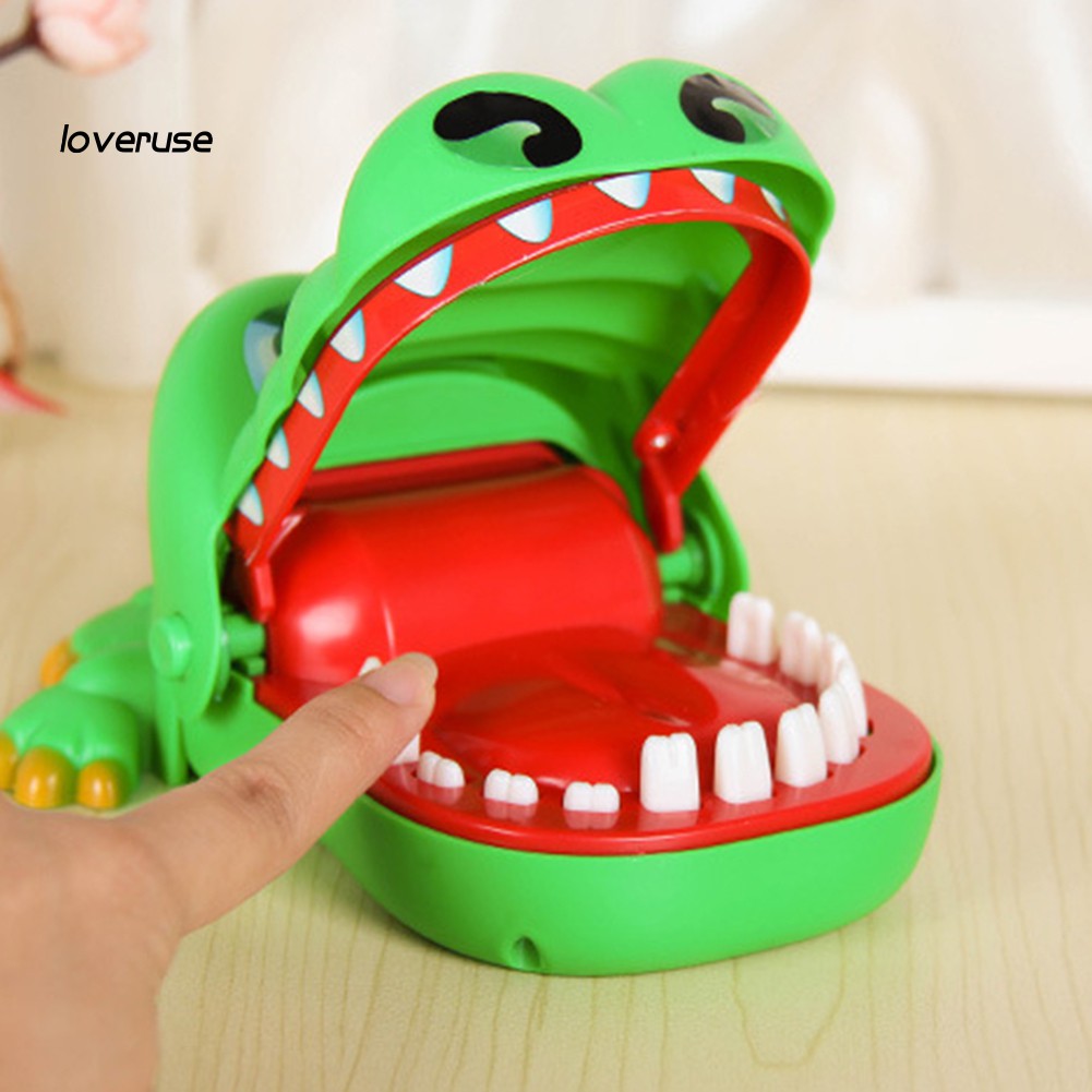 Đồ chơi cá sấu cắn tay vui nhộn độc đáo