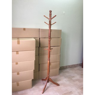 Cây móc treo quần áo thân nhỏ màu cánh gián nhạt.