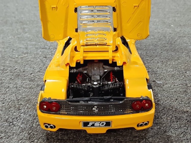 Xe Mô Hình Ferrari F50 Vàng tỉ lệ 1:18 hãng Bburago