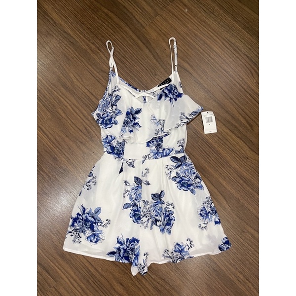 Jumsuit bèo ngực trắng hoa xanh