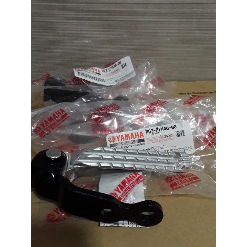 Gác chân sau bên phải NVX  v1 Yamaha hang chinh hang 100%