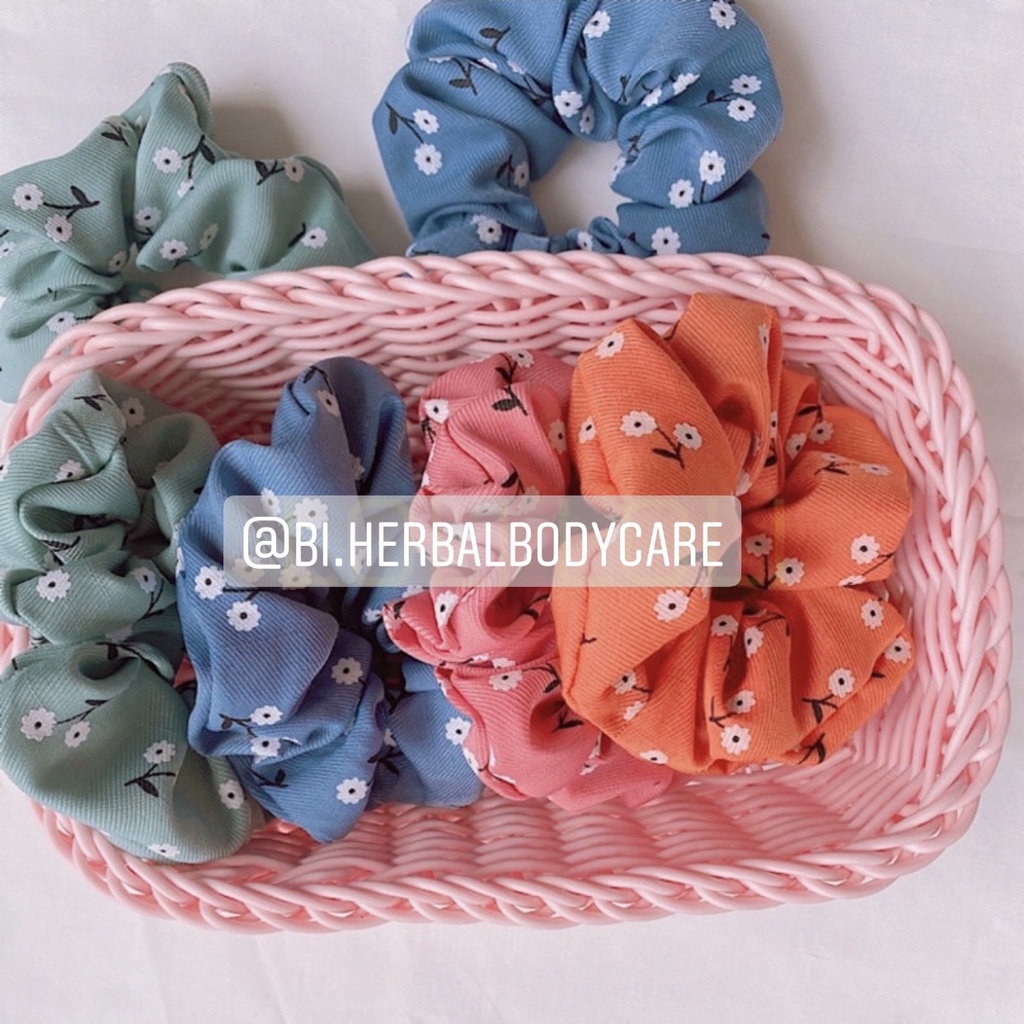 [Hàng thiết kế] Scrunchies cột tóc, buộc tóc vải họa tiết hoa nhí màu trắng dễ thương cho bạn gái handmade