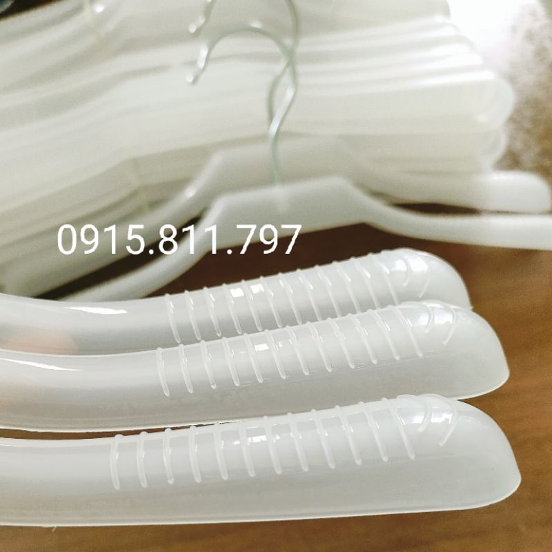 Móc treo quần áo trẻ em - móc nhựa trẻ em vai to màu trắng trong, kích thước dài 35cm, đầu móc xoay linh hoạt 360 độ