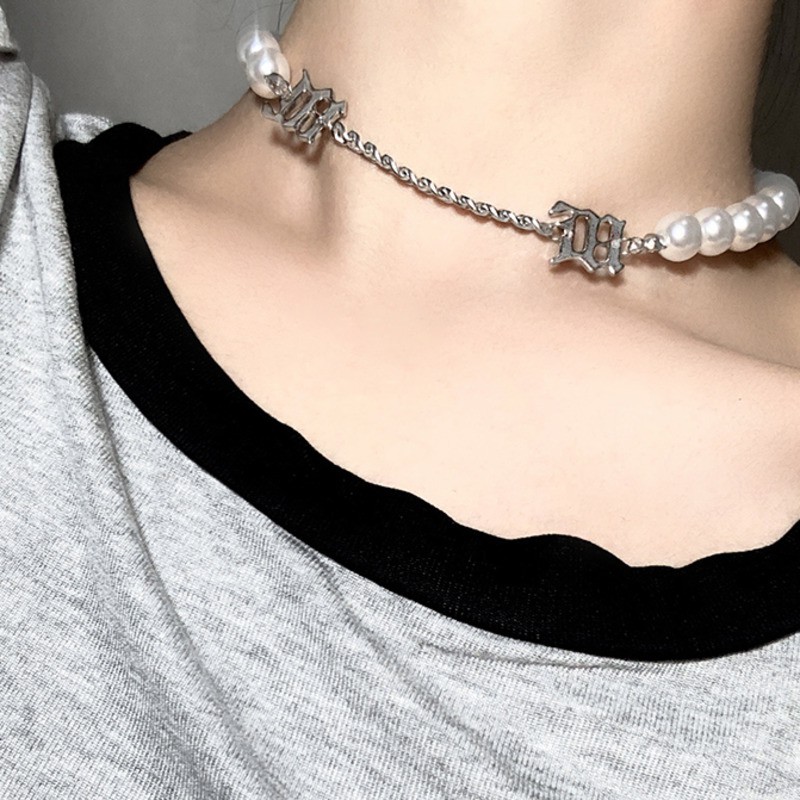 Dây chuyền ngọc trai mặt hình chữ cái phong cách đơn giản cá tính