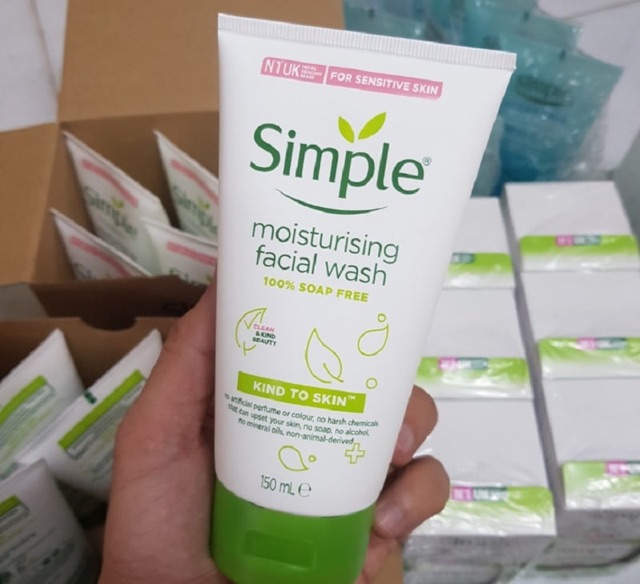 Sữa rửa mặt Simple cho da khô / Simple kind to Skin moisturising facial wash