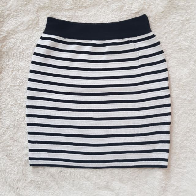 [Mã SKAMLTSM9 giảm 10% đơn 99K] Chân váy sọc len tăm dáng ngắn gân ngang