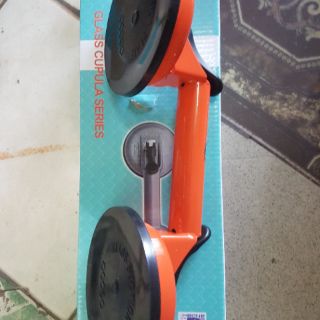 Nhấc nắp bể, hít kính 2 chân