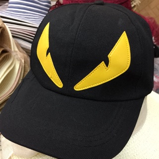 Mũ lưỡi chai mắt vàng sành điệu