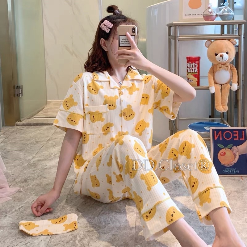 Bộ đồ ngủ pijama nữ cộc tay quần dài chất lụa Kate Thái mềm mịn màu trắng viền hình đầu gấu nâu siêu đáng yêu - CD0075