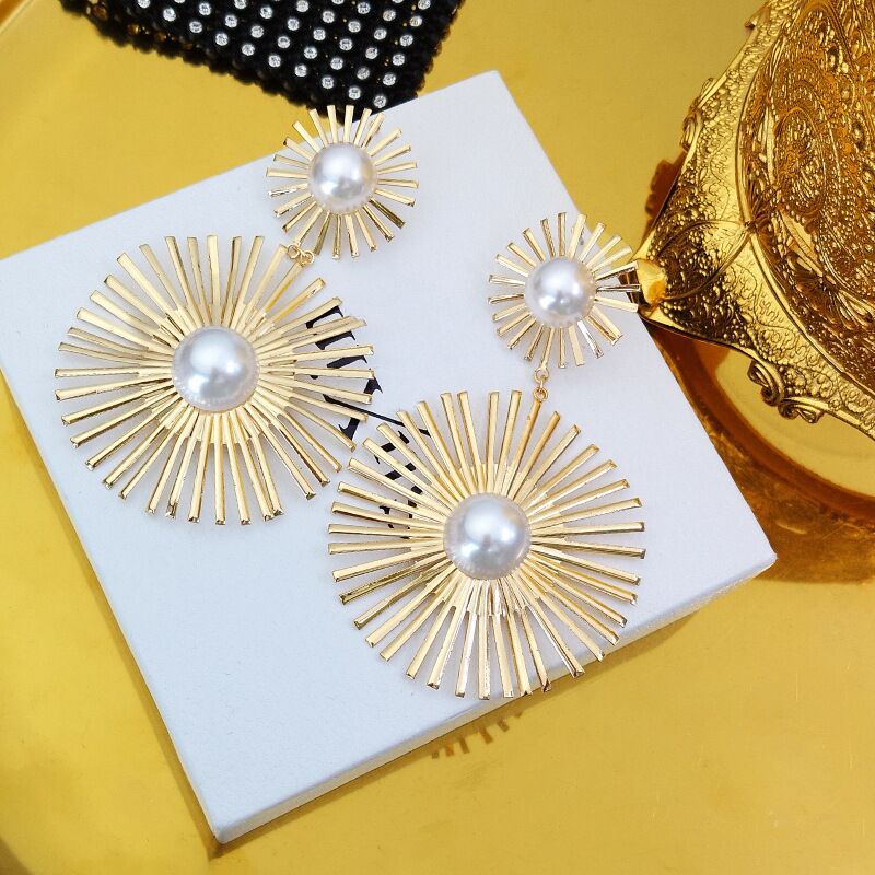 Khuyên Tai Tròn Bằng Kim Loại Rỗng Đính Ngọc Trai Thời Trang Phổ Biến Cho Nữ