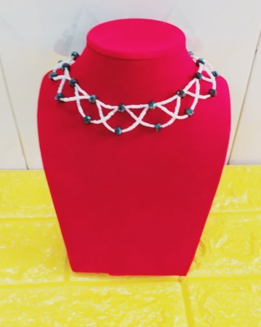 Vòng cổ da trưng bày trang sức cao cấp