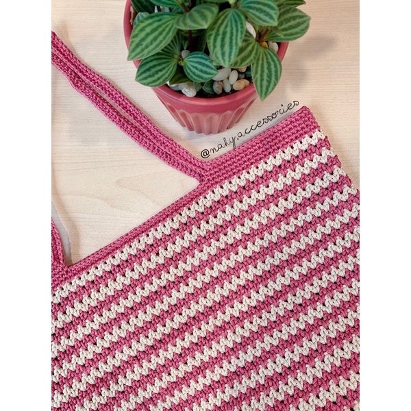 Túi đan móc thủ công handmade hai màu xen kẽ - chất liệu sợi dệt - kiểu dáng hiện đại