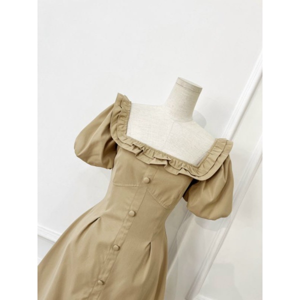 Đầm cổ bèo nút bọc