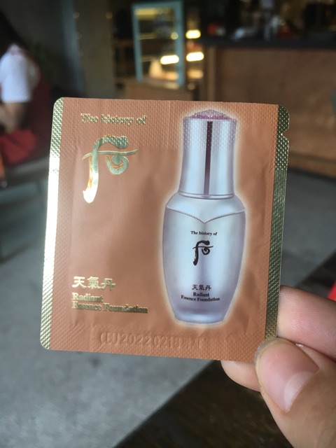 combo 10 gói KEM NỀN TRANG ĐIỂM RADIANT ESSENCE FOUNDATION WHOO | BigBuy360 - bigbuy360.vn