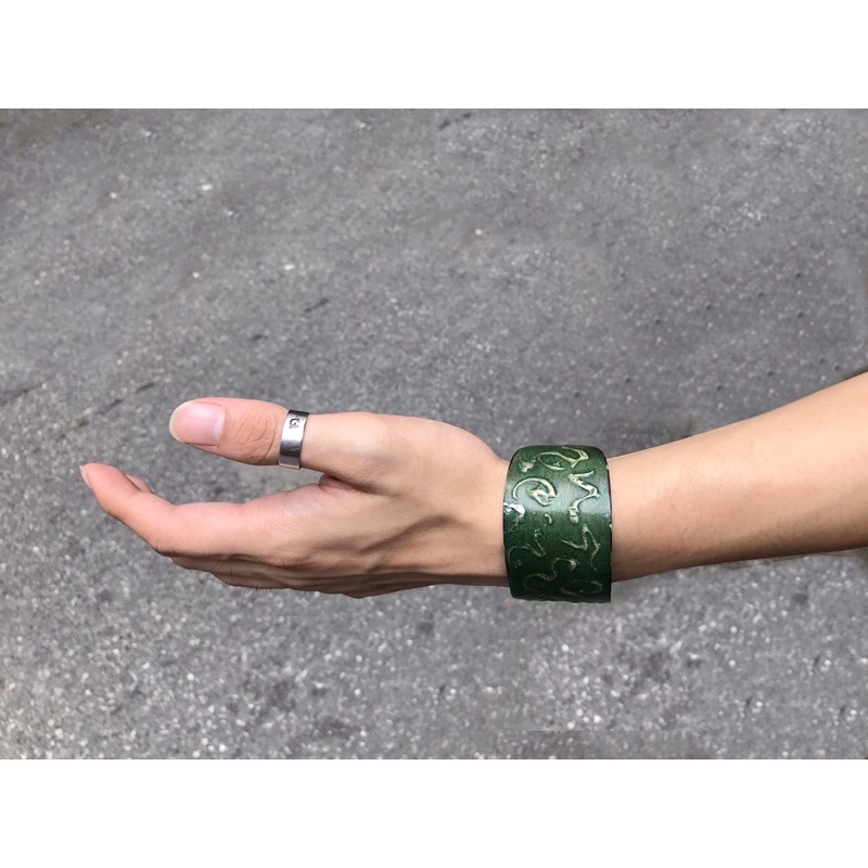 Vòng tay bản to phong cách boho