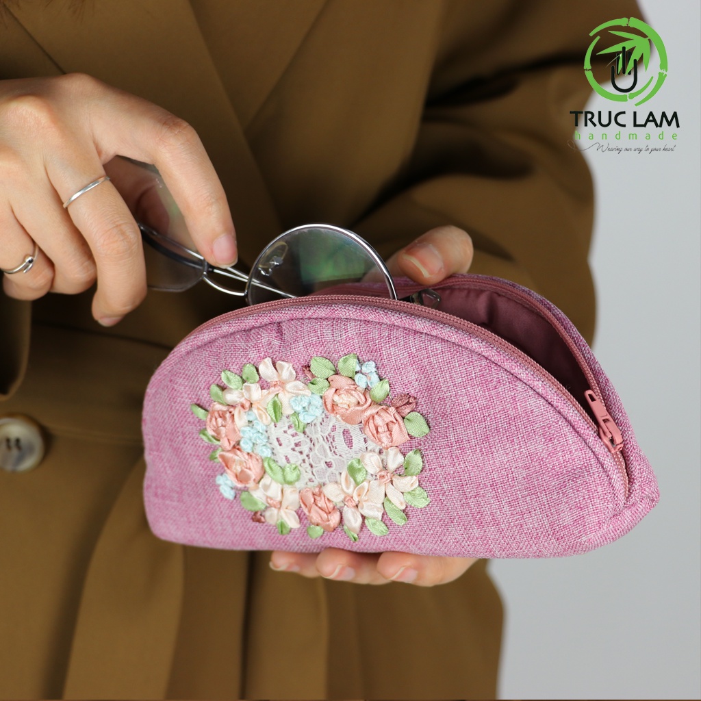 Ví Cầm Tay Đựng Kính Hình Bán Nguyệt Thêu Ruy Băng Họa Tiết Hoa Hồng Phối Ren - Trúc Lâm Handmade
