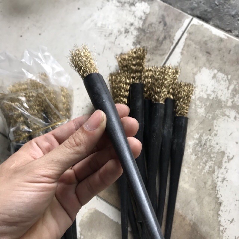 Cọ thép tròn cán đen