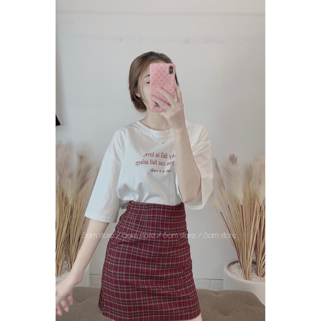 Chân váy kẻ sọc đỏ