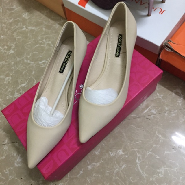 Giầy nữ màu kem size 230, gót nhọn cao 5cm. Màu kem dễ dàng kết hợp với các trang phục khác nhau. kiểu dáng thanh lịch