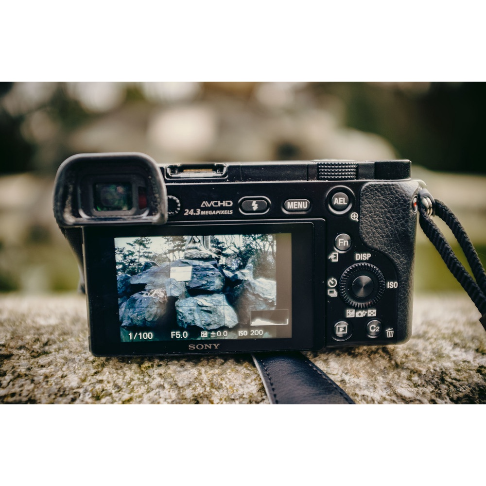 Máy ảnh Sony A6000 + ống kính 16-50mm Oss -  24.3 MP - Wifi  - Mới 90%