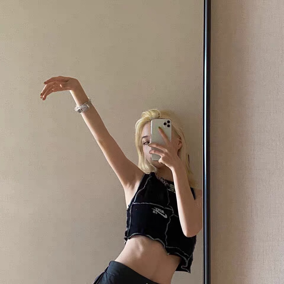 Áo croptop không tay dáng ôm phong cách thời trang 2020 dành cho phái đẹp | BigBuy360 - bigbuy360.vn