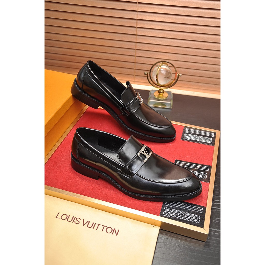 Giày lười mũi nhọn nam da thật Louis Vuitton LV thiết kế đơn giản nhưng sang trọng và lịch lãm mang đến sự cao cấp