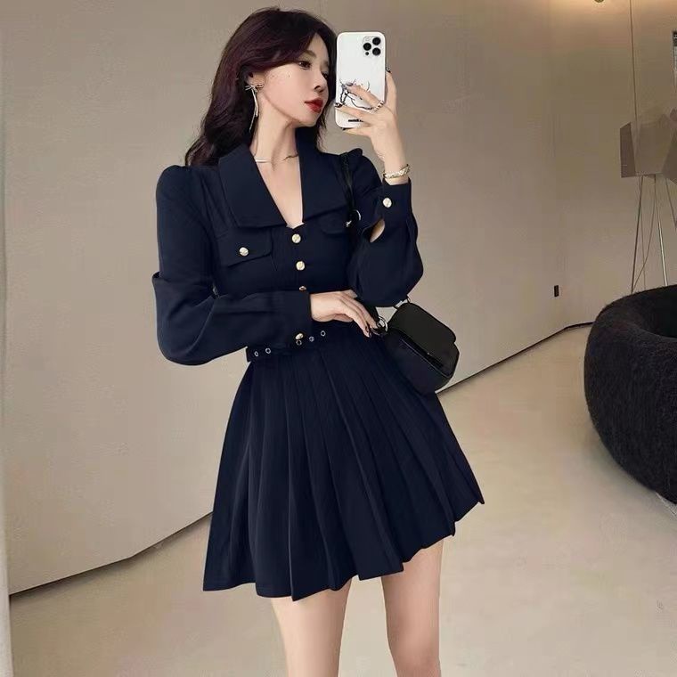 In the early autumn of 2022, the new royal sister Fan Yuan's temperament, high sense, long sleeves, waist pleated dress, female.