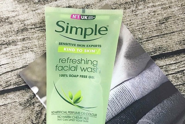 Sữa Rửa Mặt Lành Tính Simple Dạng Gel.