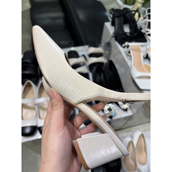 Giày bít mũi gót vuông quai hậu