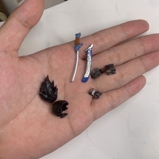 Phụ kiện minifigures : Yasuo  Gươm , Tóc , giáp tay , giáp chân.