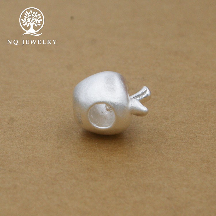 Charm bạc trái táo APPLE xỏ ngang - NQ Jewelry