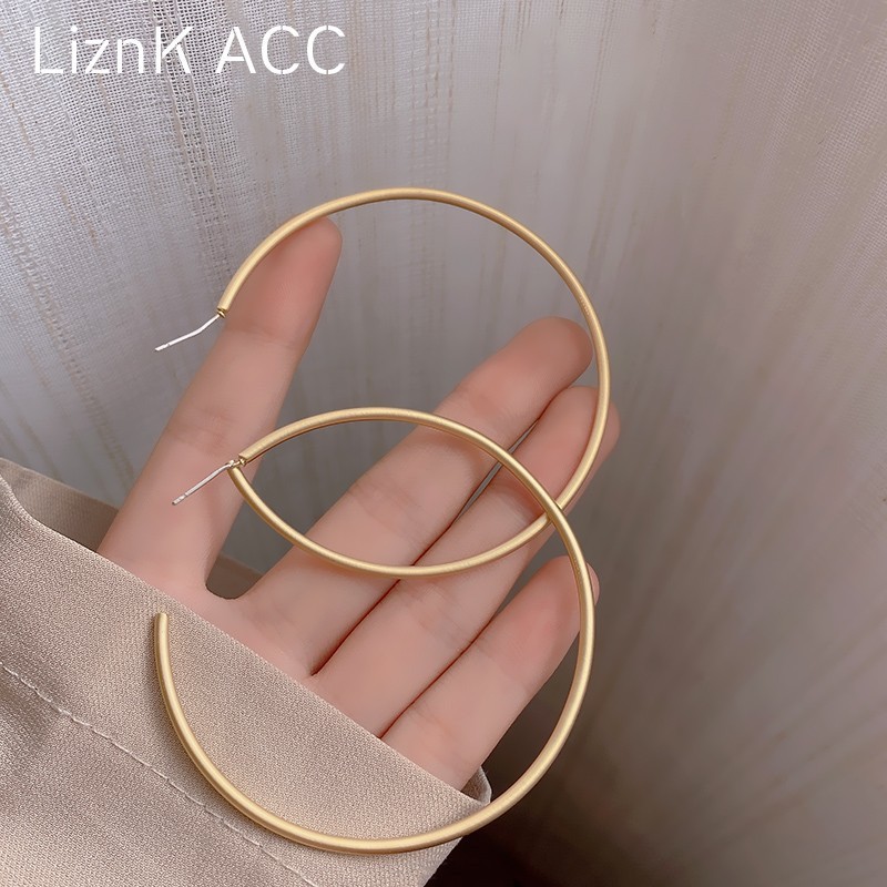 Khuyên tai nữ cung tròn to bản mờ ER71