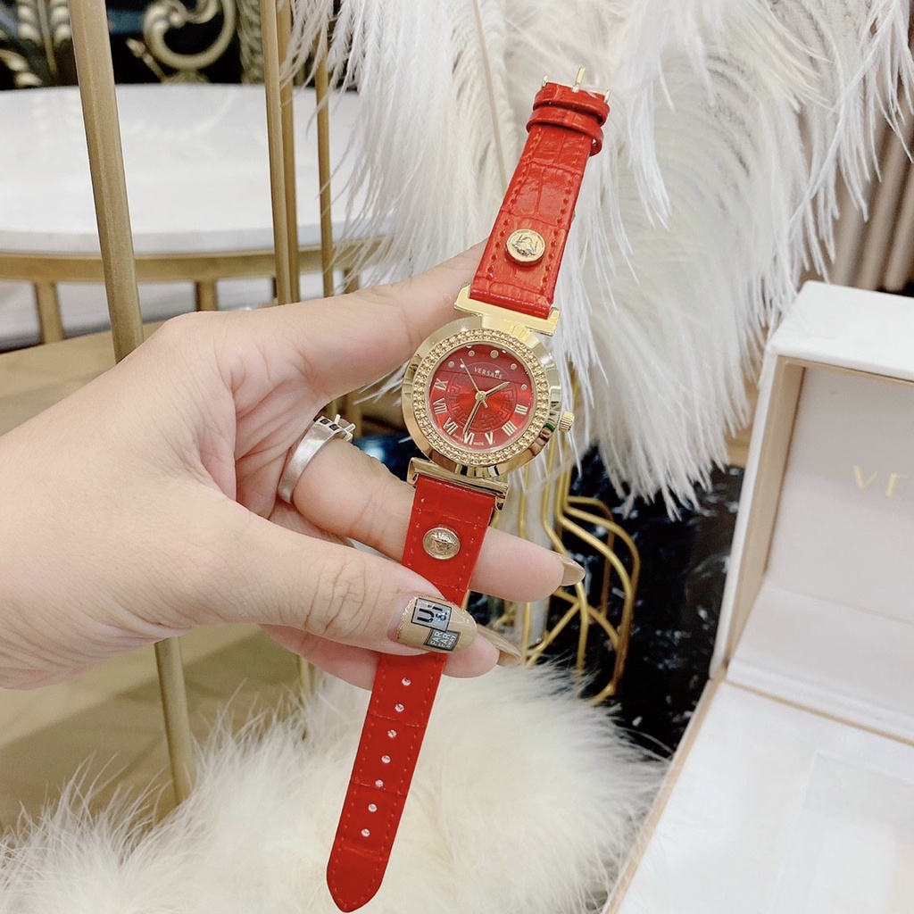 Đồng hồ nữ versace đinh mặt tròn dây da đính đá size 26mm . Bảo hành 12 tháng , tuyển sỉ toàn quốc