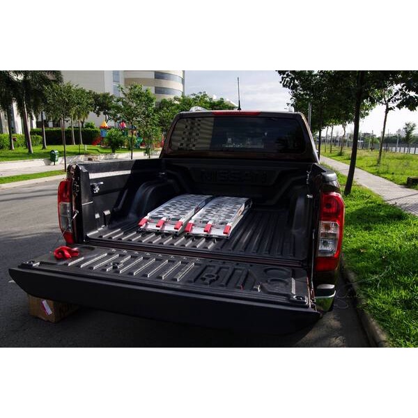 Thang dẫn xe máy lên bán tải.