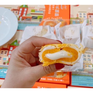 [Hang co san] Bánh trứng muối bọc phô mai ngàn lớp
