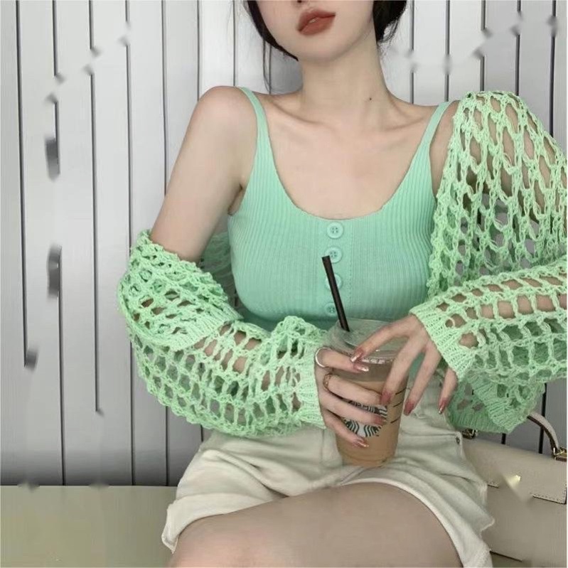 Sét áo len nữ gồm áo khoác lưới mắt to Croptop và áo 2 dây khuy hàng QC