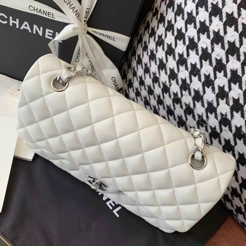 Gift with complement of chanel white flap