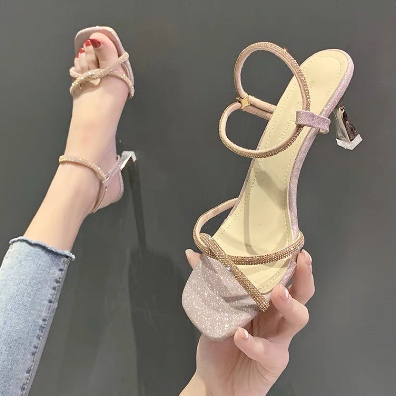 Giày cao gót mũi vuông hot trend 2021