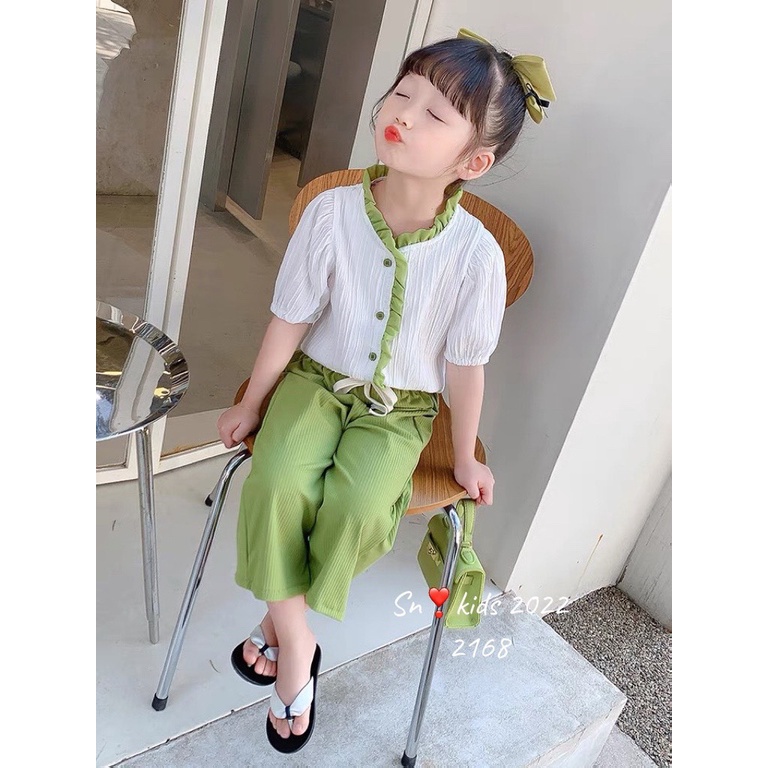 Set áo trắng viền bèo quần xuông xanh bé gái